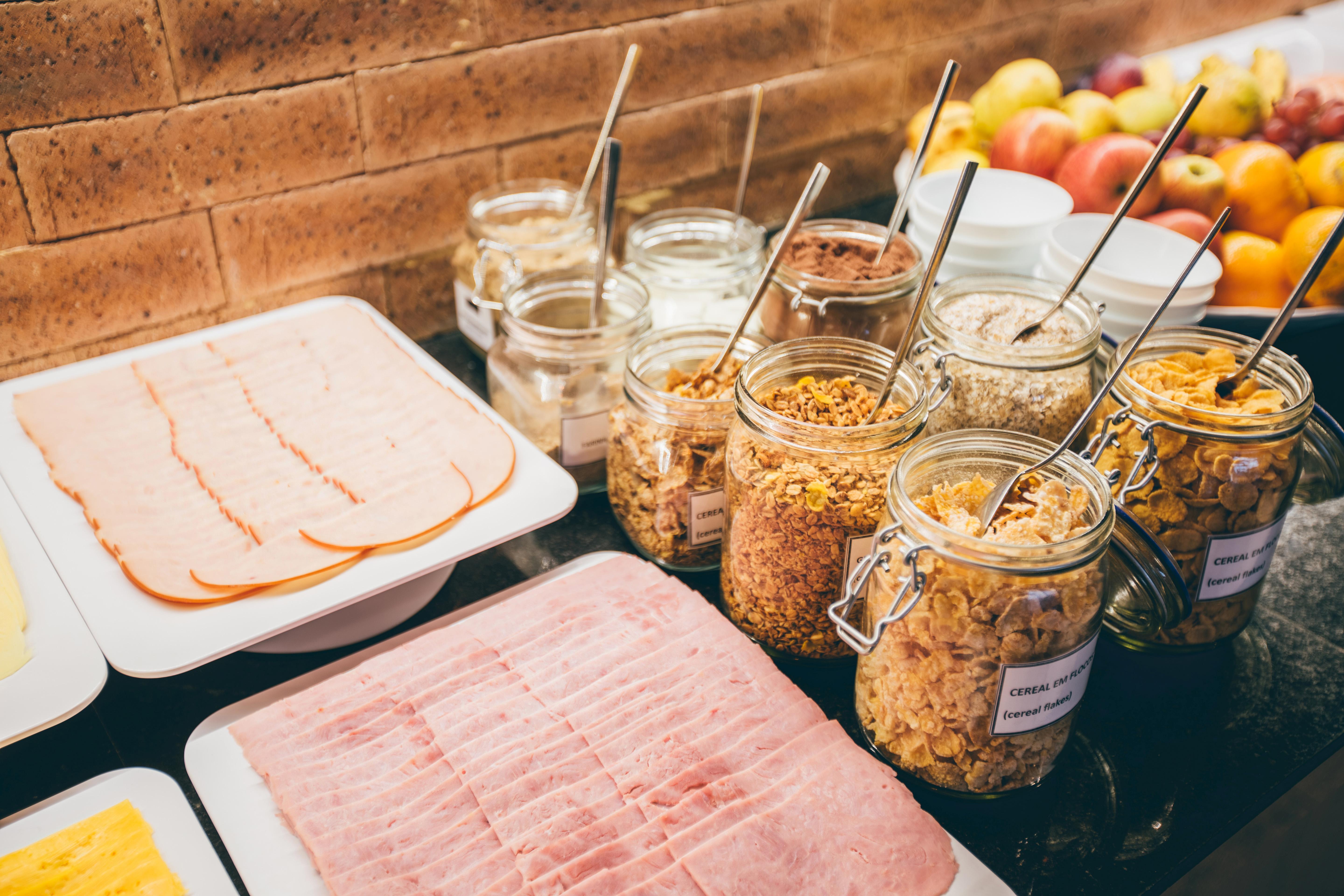 Cullinan Hplus Premium Brasília Exteriér fotografie Müsli and ham at a breakfast buffet
